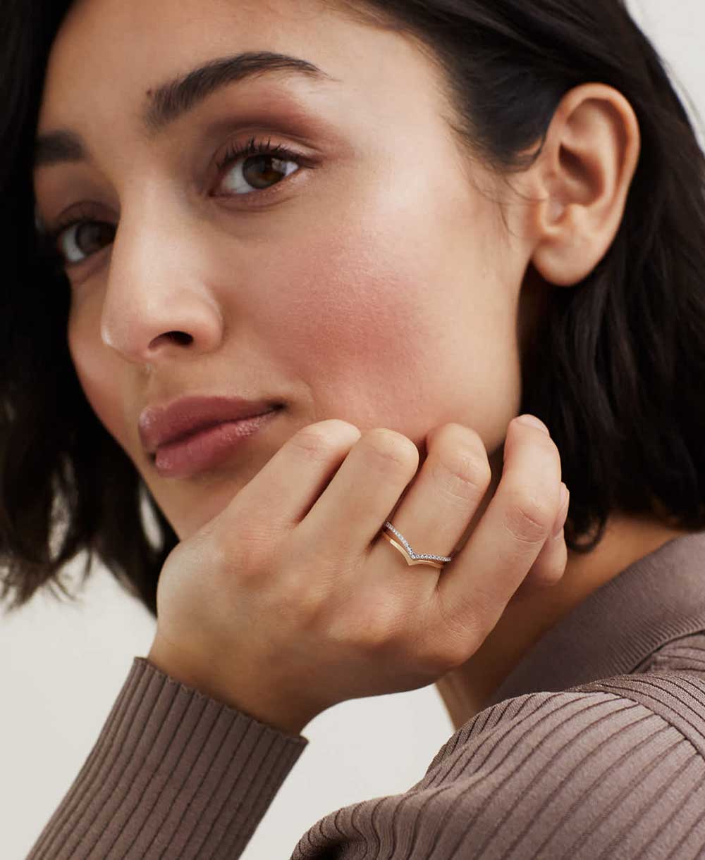 Bague empilable en V (style porte-bonheur)